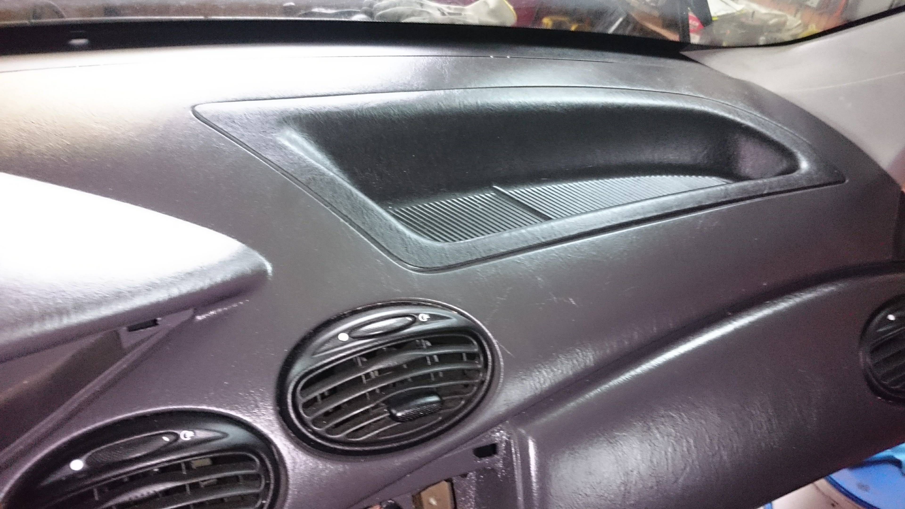 plast místo airbagu spolujezdce Focus I 