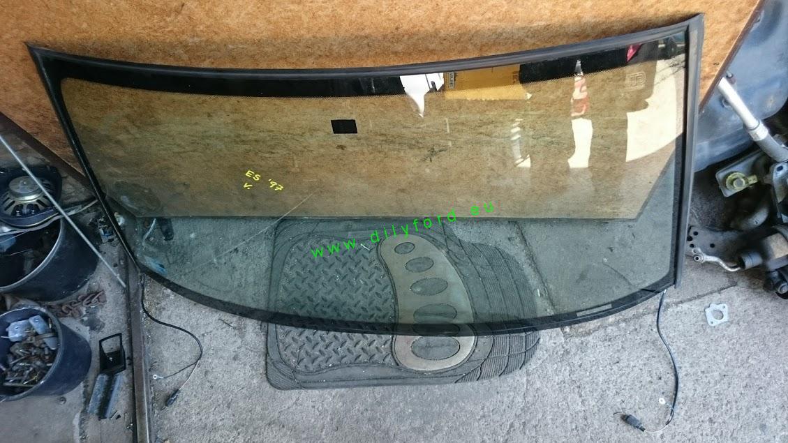 sklo čelní vyhřívané Escort