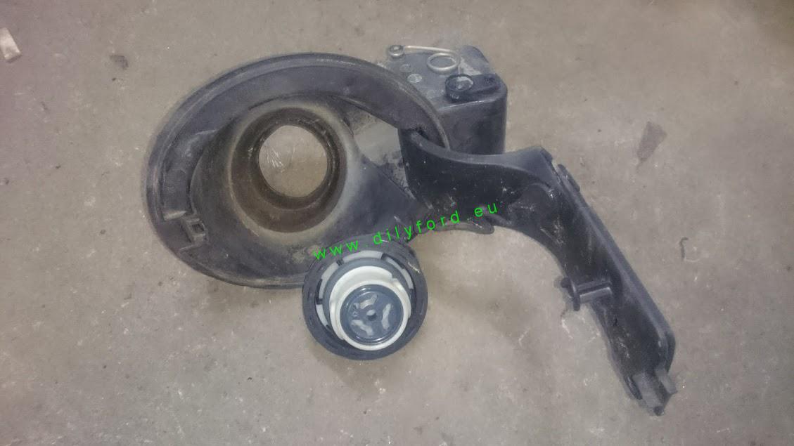 dvířka nádrže Focus II kombi