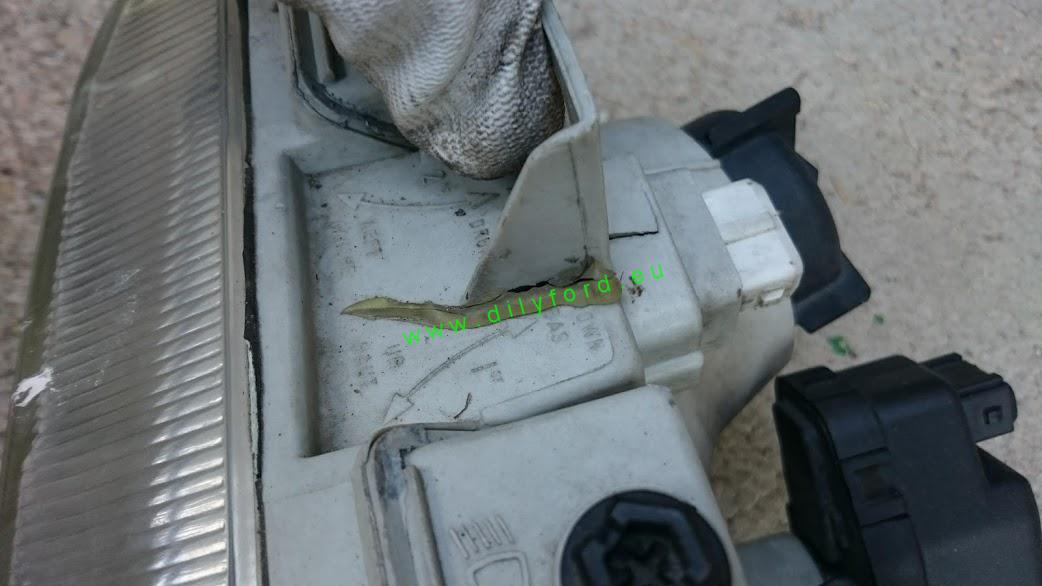 světlo PP Escort V-VI RS/XR poškoz.