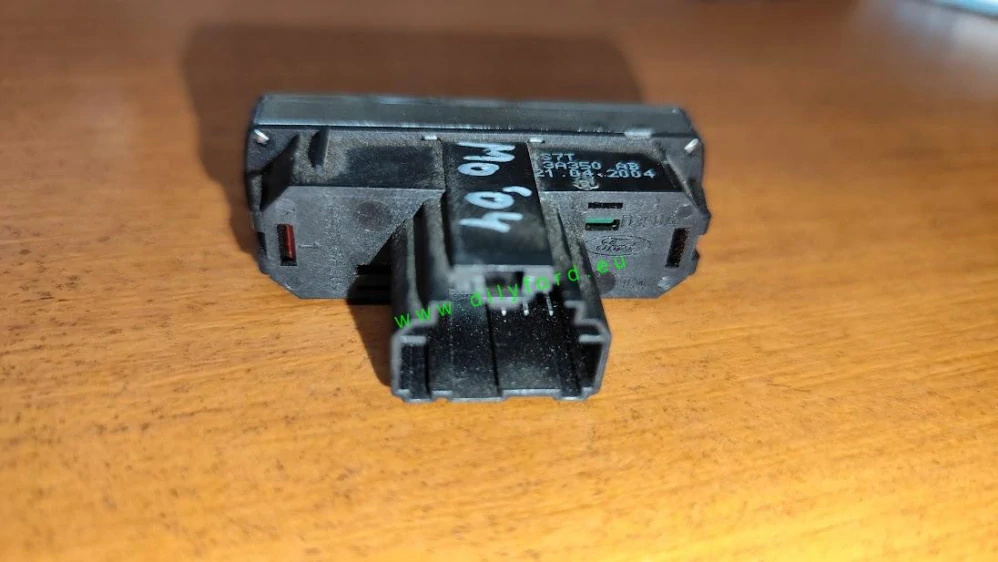spínač výstražných Mondeo 03- 