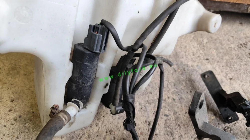 nádobka ostřikovačů Mo III xenony