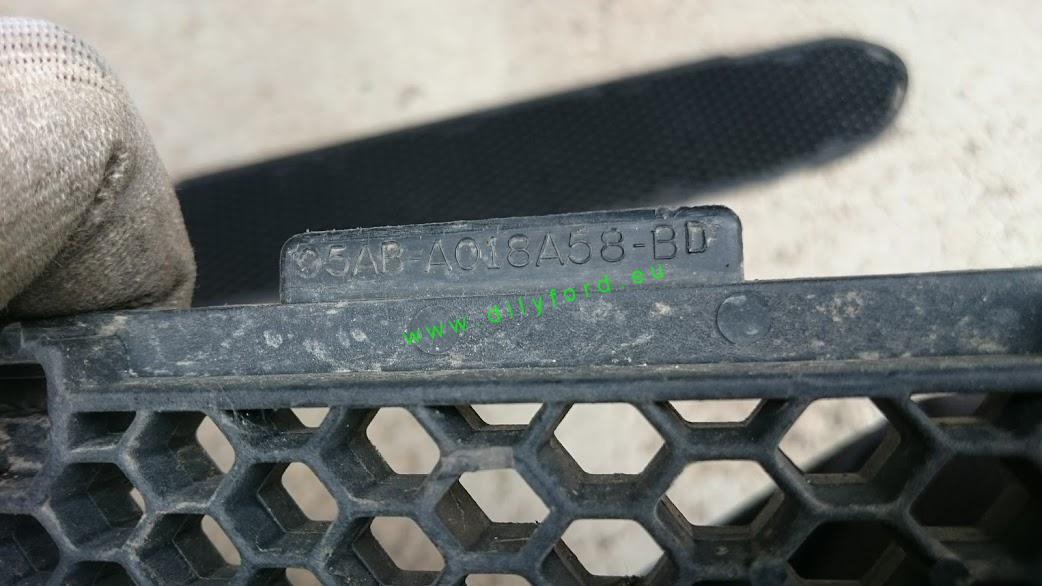 mřížka nárazníku s mlhovkami přední Escort VII 