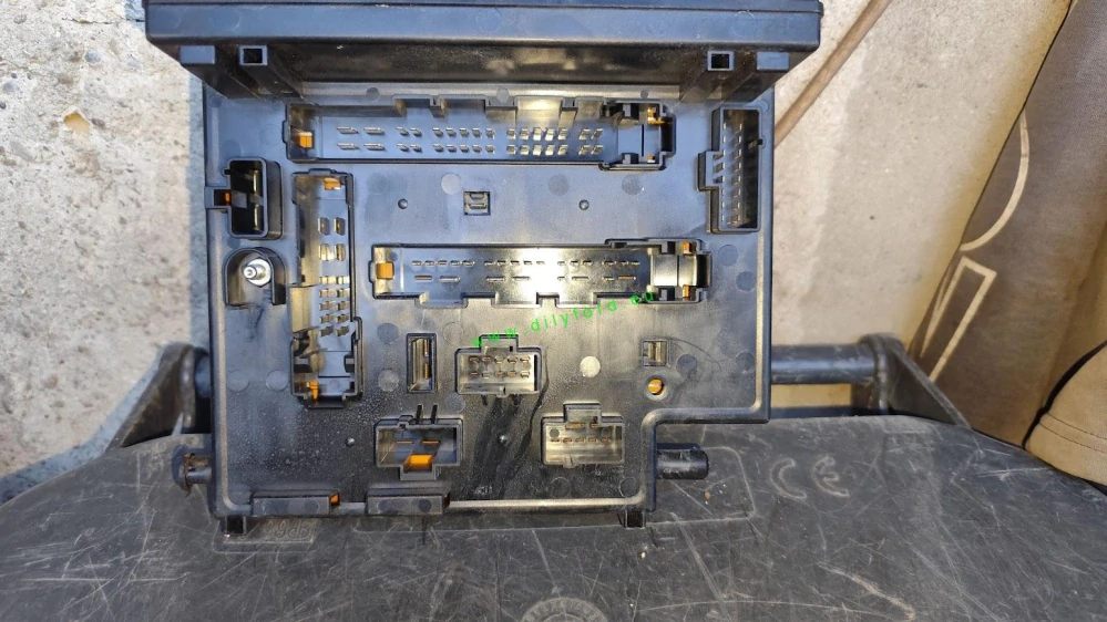 pojistkovka 96AG14A073DA