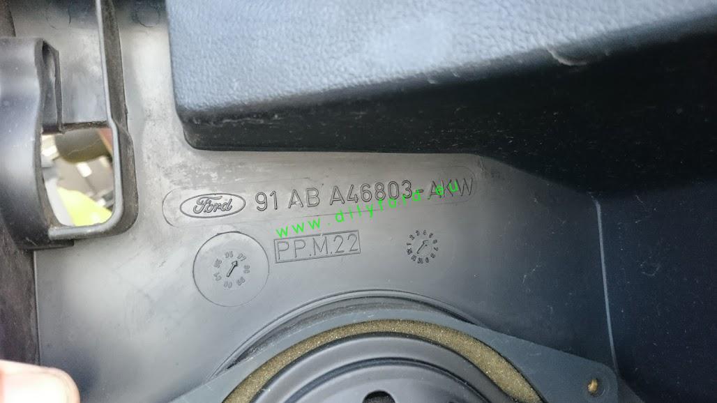 L plast C-sloupku do kufru Escort 5D hatch