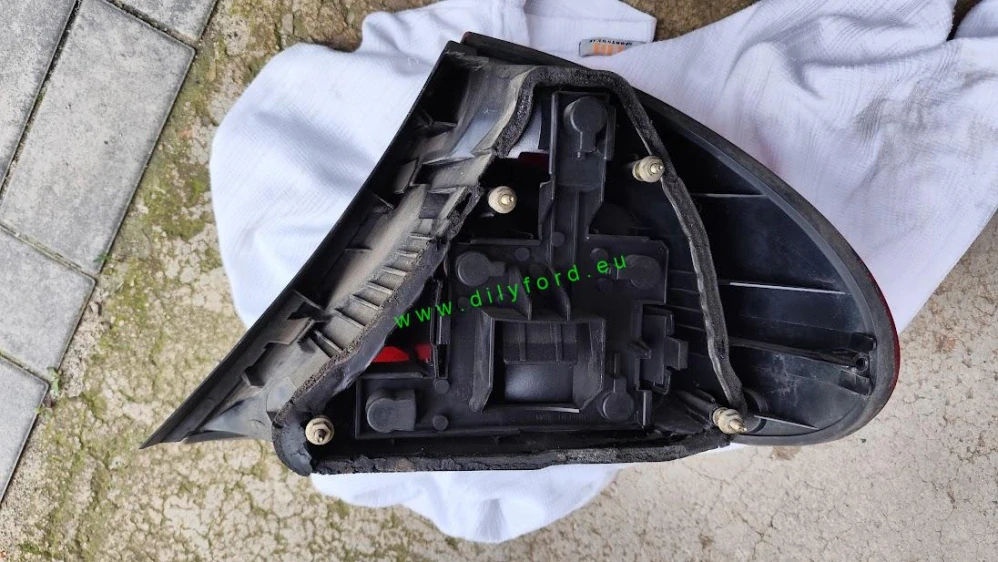 světlo LZ Mondeo II 5D 